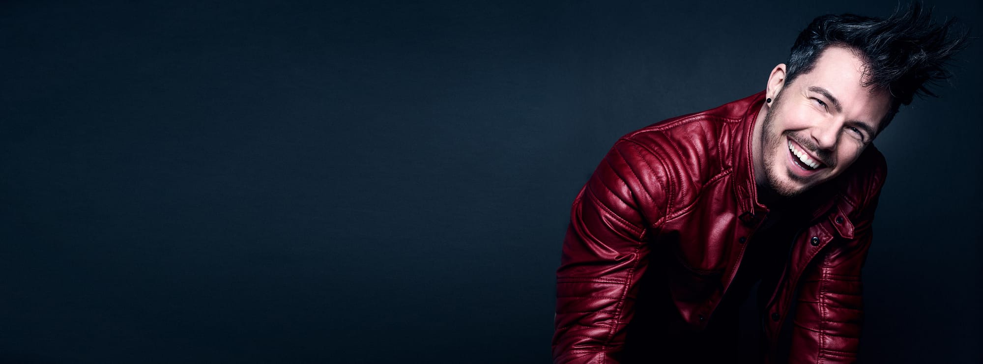 Schauspieler Portrait Tim Hüning rote Lederjacke