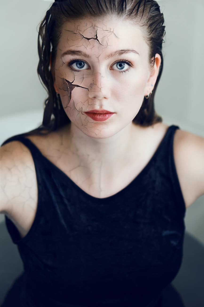 Portrait von Amber mit zersplittertem Gesicht